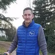 Nico, gérant de Nico Vélos, devant un VTT à assistance électrique