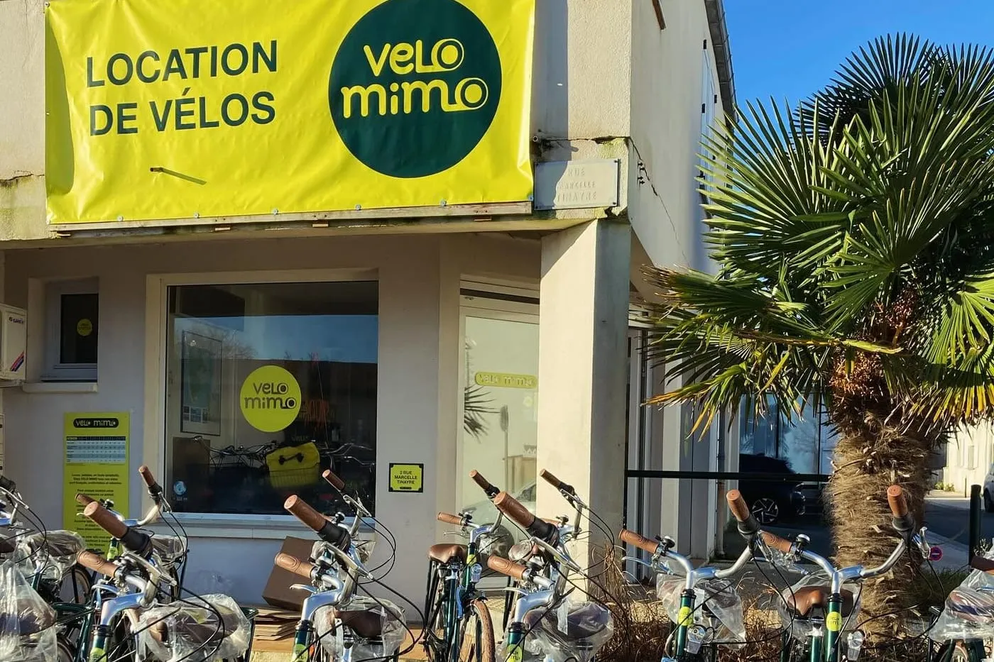 Vélo Mimo, loueur de vélos équipé de VéloWebPro Devanture de Vélo Mimo à Saint-Trojan-les-Bains : enseigne « Location de vélos » et vélos alignés devant la boutique